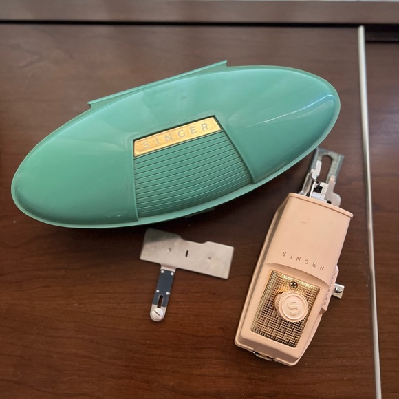 Vintage MCM Atomic Clamshell Singer Buttonholer set - Picture 4 of 6